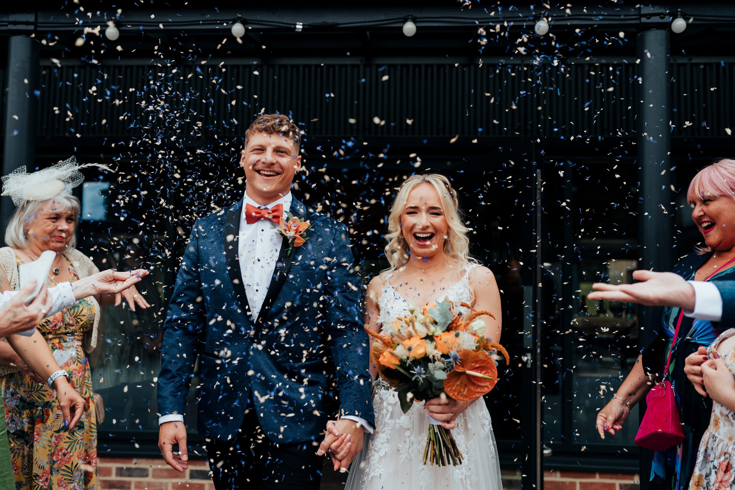 Confetti Throw wedding bride and groom